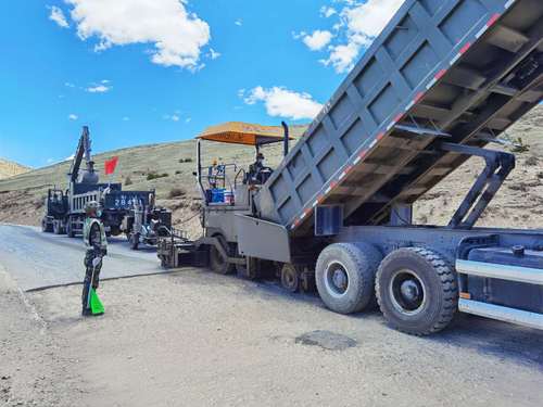 官兵开展综合抢险救援演练。李贵华   摄（2018.08.24）