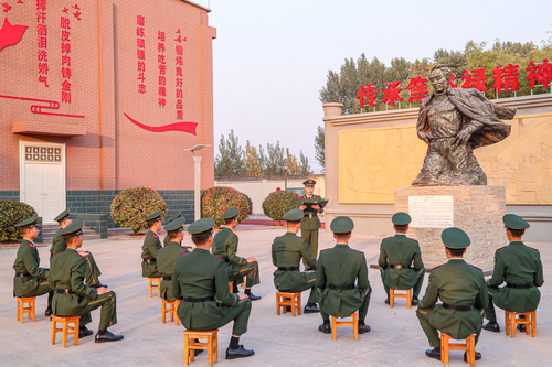 2022年10月21日，为庆祝党的二十大胜利召开，武警河南总队开封支队兰考中队组织中队官兵在营区文化园焦裕禄雕像前，开展跨越时空的对话--“给焦书记的一封信”活动，向老书记诉说在中国共产党的坚强领导下今日兰考的可喜变化。（谷珊、李永超、韩天宇、王国强摄） (1)