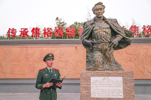 2022年10月21日，为庆祝党的二十大胜利召开，武警河南总队开封支队兰考中队组织中队官兵在营区文化园焦裕禄雕像前，开展跨越时空的对话--“给焦书记的一封信”活动，向老书记诉说在中国共产党的坚强领导下今日兰考的可喜变化。（谷珊、李永超、韩天宇、王国强摄） (2)