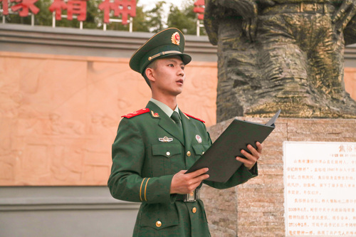 2022年10月21日，为庆祝党的二十大胜利召开，武警河南总队开封支队兰考中队组织中队官兵在营区文化园焦裕禄雕像前，开展跨越时空的对话--“给焦书记的一封信”活动，向老书记诉说在中国共产党的坚强领导下今日兰考的可喜变化。（谷珊、李永超、韩天宇、王国强摄） (3)