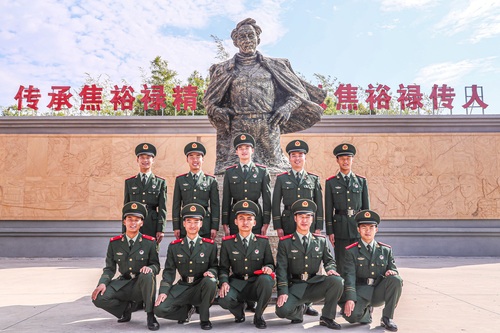 2022年10月17日，武警河南总队开封支队兰考中队开展“赞颂十年成就，奋进新时代”学习宣传贯彻党的二十大系列活动，图为中队官兵在营区内焦裕禄雕塑前合影。（谷珊、李永超、韩天宇、王国强摄）