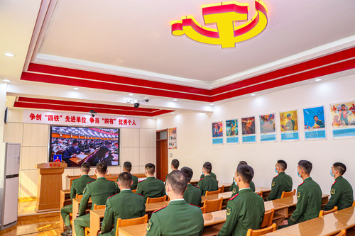 2022年10月16日，武警河南总队开封支队兰考中队全体官兵在中队学习室内观看党的二十大开幕式。（谷珊、李永超、韩天宇、王国强摄）