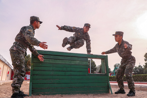 2022年10月24日，武警河南总队开封支队兰考中队开展“赞颂十年成就，奋进新时代”学习宣传贯彻党的二十大系列活动，图为中队战士正在进行400米障碍训练。（谷珊、李永超、韩天宇、王国强摄）