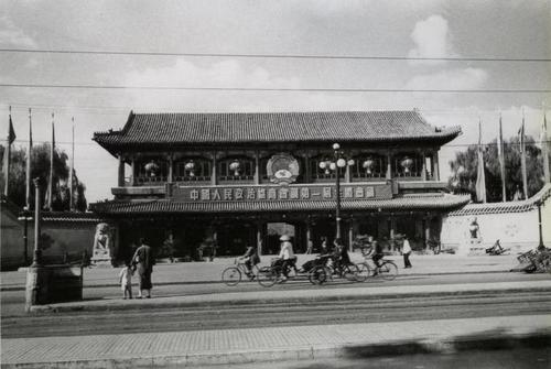 1949年装饰一新的新华门，准备迎接中国人民政治协商会议第一次全体会议的召开。