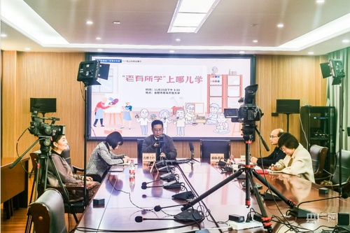 合肥老年开放大学的会议室里正在进行一场关于“‘老有所学’上哪儿学？”的线上协商议事直播活动（央广网记者 汪称 摄）