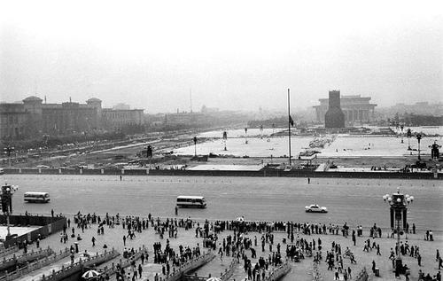 1998年5月12日，北京，中国驻南大使馆遭轰炸后街头抗议人群及遗体运送车队返回北京。天安门广场降半旗志哀。