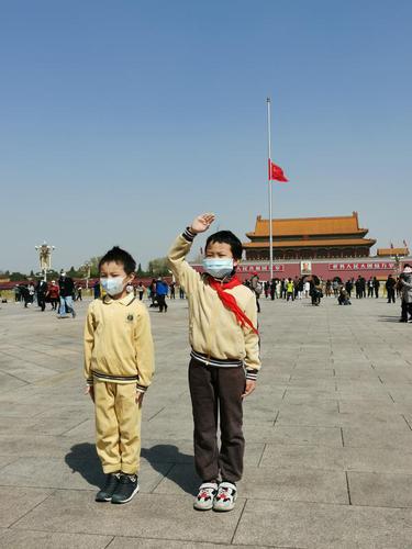2020年4月4日，在天安门广场对抗击新冠肺炎疫情斗争牺牲烈士和逝世同胞的深切哀悼降半旗。