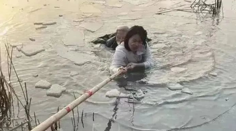 山东90后女辅警奋不顾身冰水救人