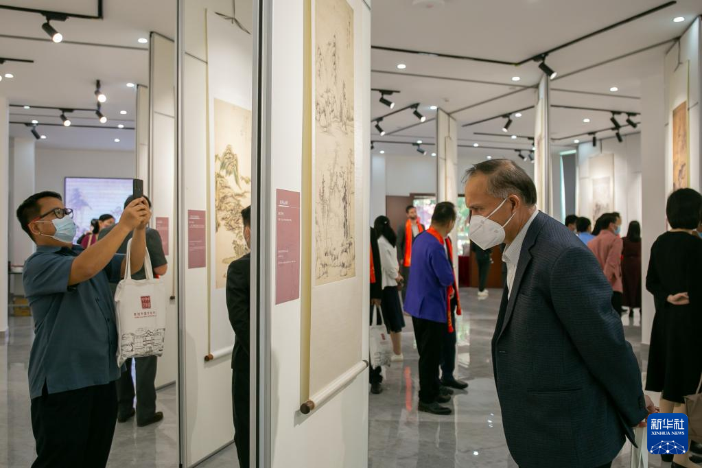中国古代山水画体验展在老挝首都举行