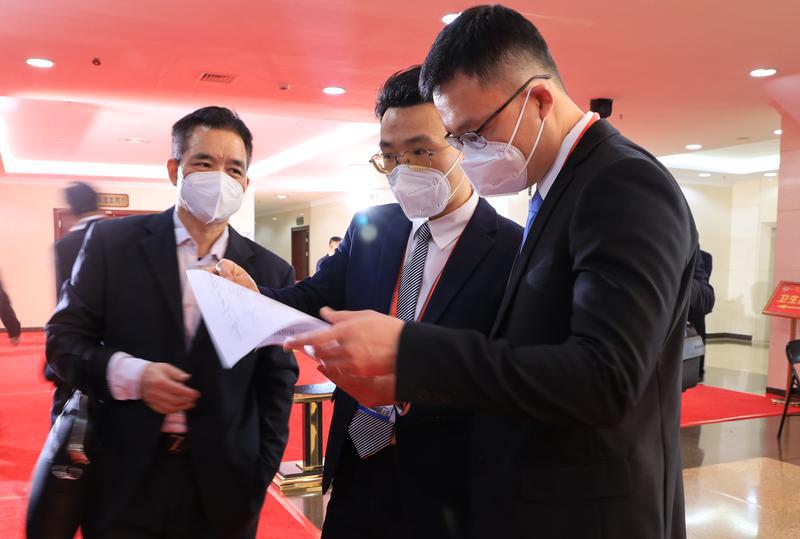 委员们探讨履职心得