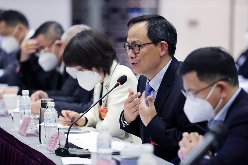 分组讨论省政府工作报告