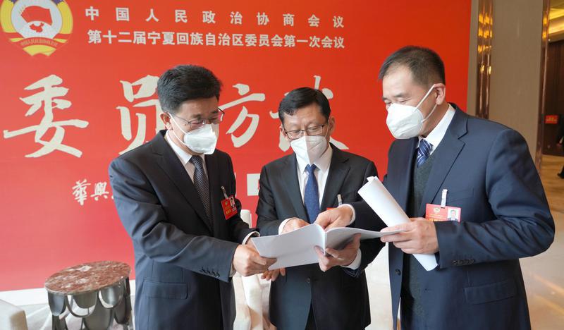 讨论自治区政协常委会工作报告