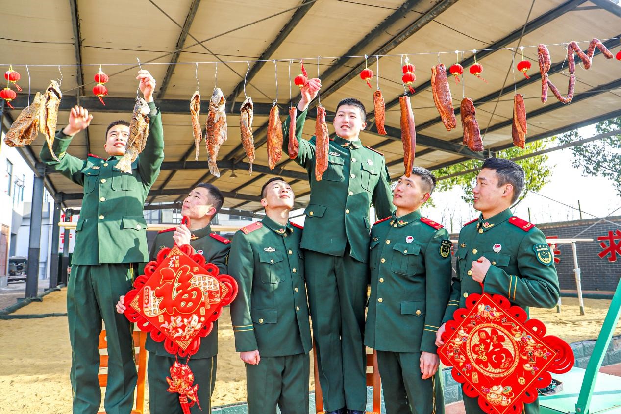 河南武警：贴春联、晒年货，军营“年味”别样浓