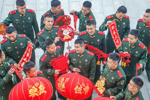 2023年1月17日，河南总队商丘支队组织官兵在营区开展写春联、挂灯笼、贴窗花、晒年货等活动，丰富官兵精神文化生活，营造出喜庆祥和的春节氛围。图为官兵正在挑选心仪饰品。李永超摄