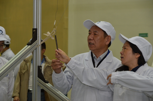 吴伟仁委员在基地厂房(1626949)-20230120094524