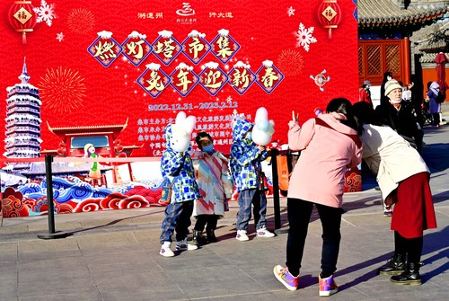 燃灯塔市集上，市民在给孩子拍照留念(1639602)-20230128135059