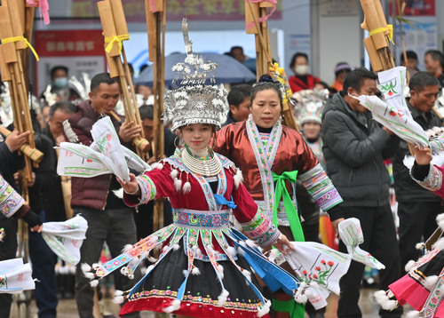 （新春走基层）（5）广西融水：“百鸟衣”(1653386)-20230203155250