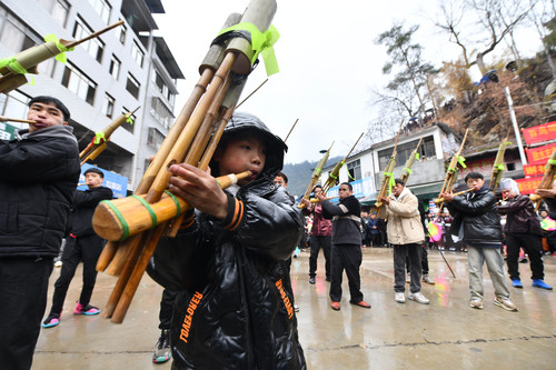（新春走基层）（8）广西融水：“百鸟衣”(1653385)-20230203155303