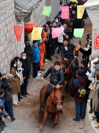 千年古村上演唐代“跑马排”