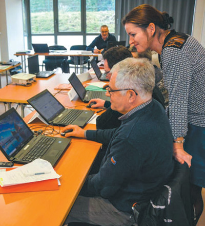 将数字技术融入乡村治理与发展