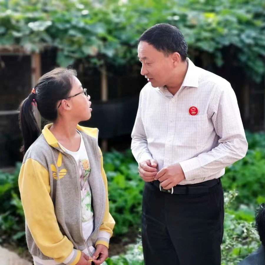 徐军：为孤困儿童撑起“爱的晴空”