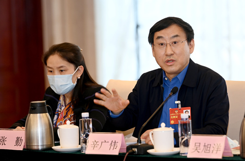 讨论政府工作报告小组会上，新闻出版界委员(1824100)-20230307085314