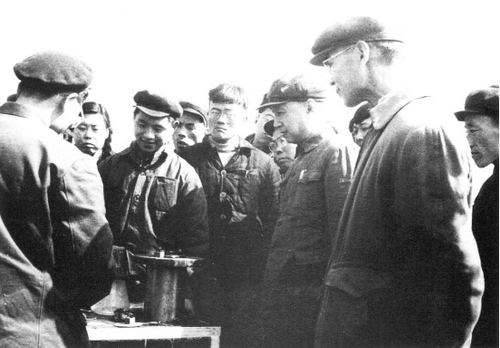 郭永怀（右一）和钱学森（右二）在试验场讨论技术问题（1965年5月）。