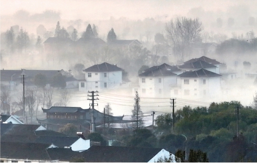 晨雾缭绕美如画