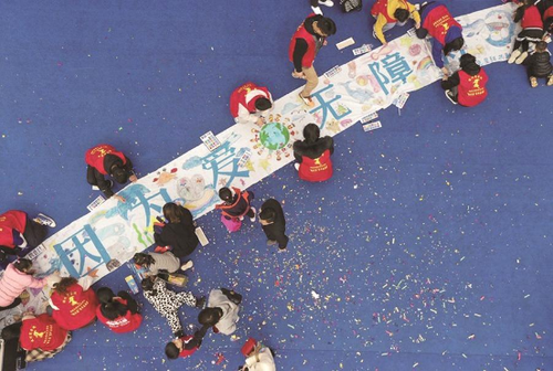 孤独症儿童和志愿者一起画画
