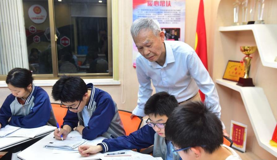 七旬老夫妻：微光照亮更多的孩子