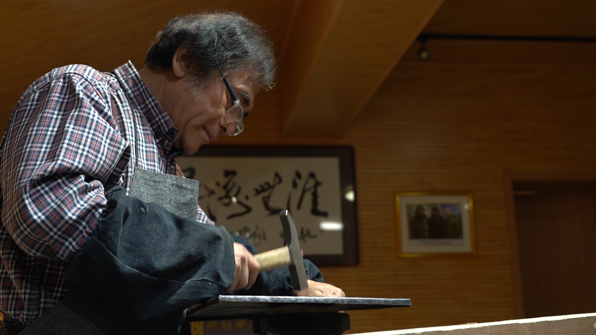 微光·大国匠心丨一锤一錾雕出“起伏”人生
