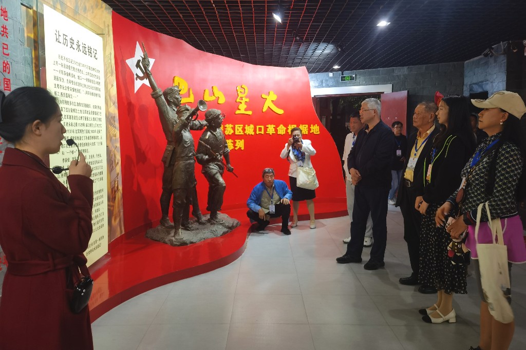 “追梦中华·感知新重庆”2023海外华文媒体重庆采访行活动走进革命老区城口