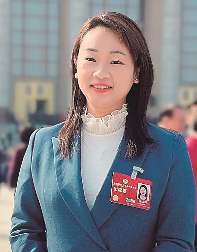 黄洁贞委员：  柔肩担重任贡献“她”力量