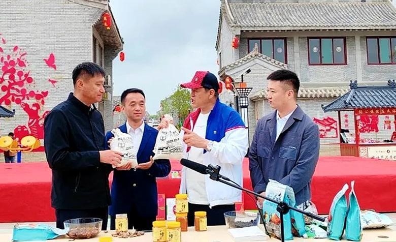 长武县农副产品直播带货团队走进彭公镇