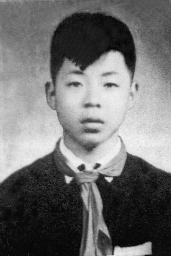 雷锋加入少先队的背后(分离图)1954年，雷锋在清水塘小学加入少先队员（戴杰 摄）