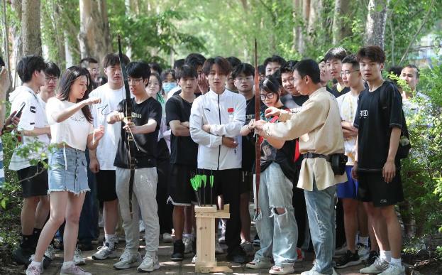 沈阳：传统弓箭体验进高校