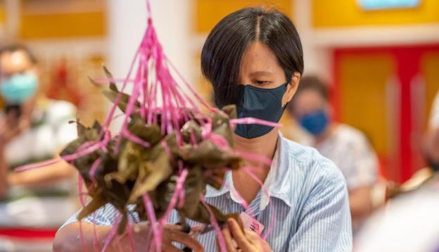 吉隆坡举行端午节裹粽比赛