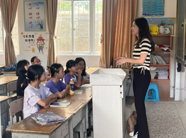 图为李毓峰老师进行简单介绍