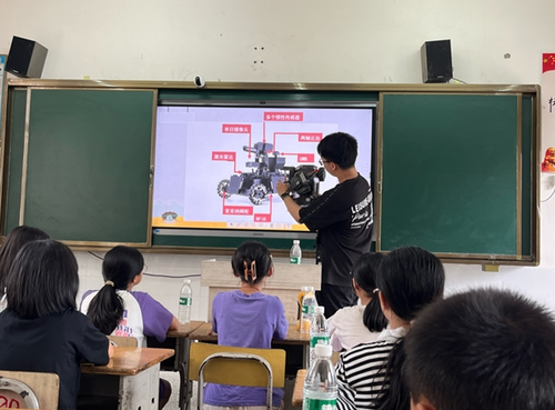 实践队队员利用模型具体展开介绍