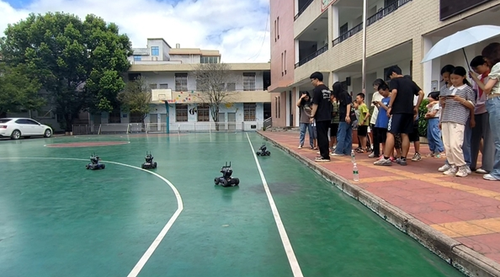 图为同学们分小组进行比赛