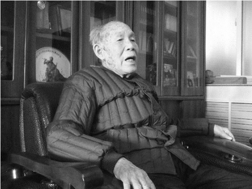 原中国人民志愿军朝鲜停战谈判代表团秘书长柴成文少将接受本文作者采访。