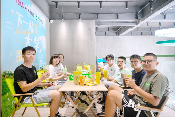 沪上阿姨鲜果茶公益助学 为准大学生捐赠“路费”公益金