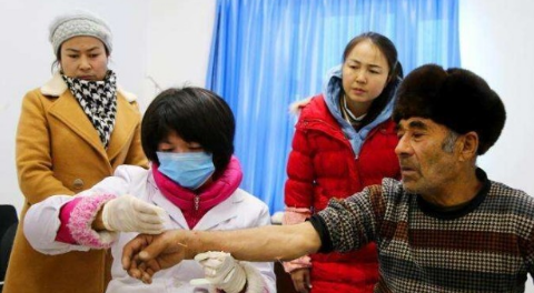 “西部志愿者”扎根大漠的行医之路