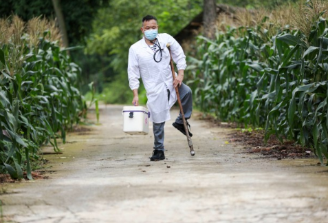 残疾村医守护村民健康34年