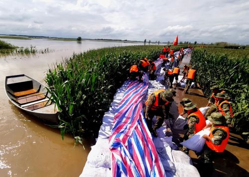 △8月8日，陆军第78集团军某旅官兵在黑龙江哈尔滨市双城区增产村进行堤坝加固封堵。新华社发