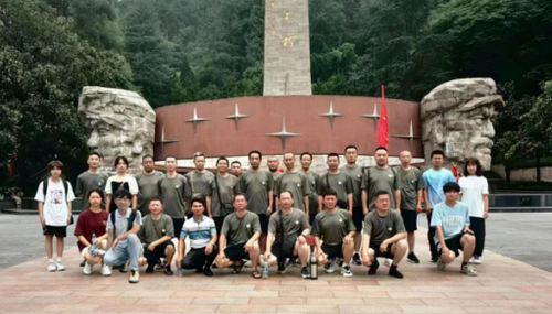 战友联谊会退役老兵与实践队成员合影