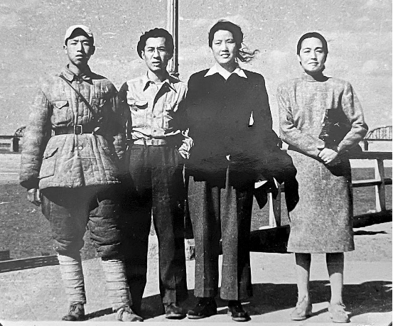 ▲ 民主东北参观团在安东（今丹东）参观，左二是马龙章，右二是王仲元。