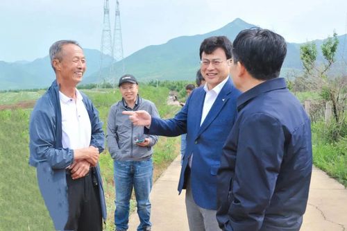 △辽宁省政协人口资源环境委员会调研组一行在朝阳市建平县小平房村了解乡村生态振兴情况。