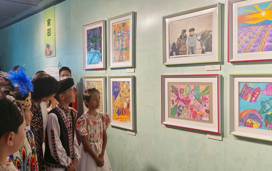 “童心共筑中国梦——新疆儿童绘画作品展”在京开幕