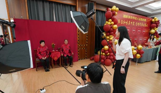 浙江瑞安：金婚庆七夕 携手永相伴
